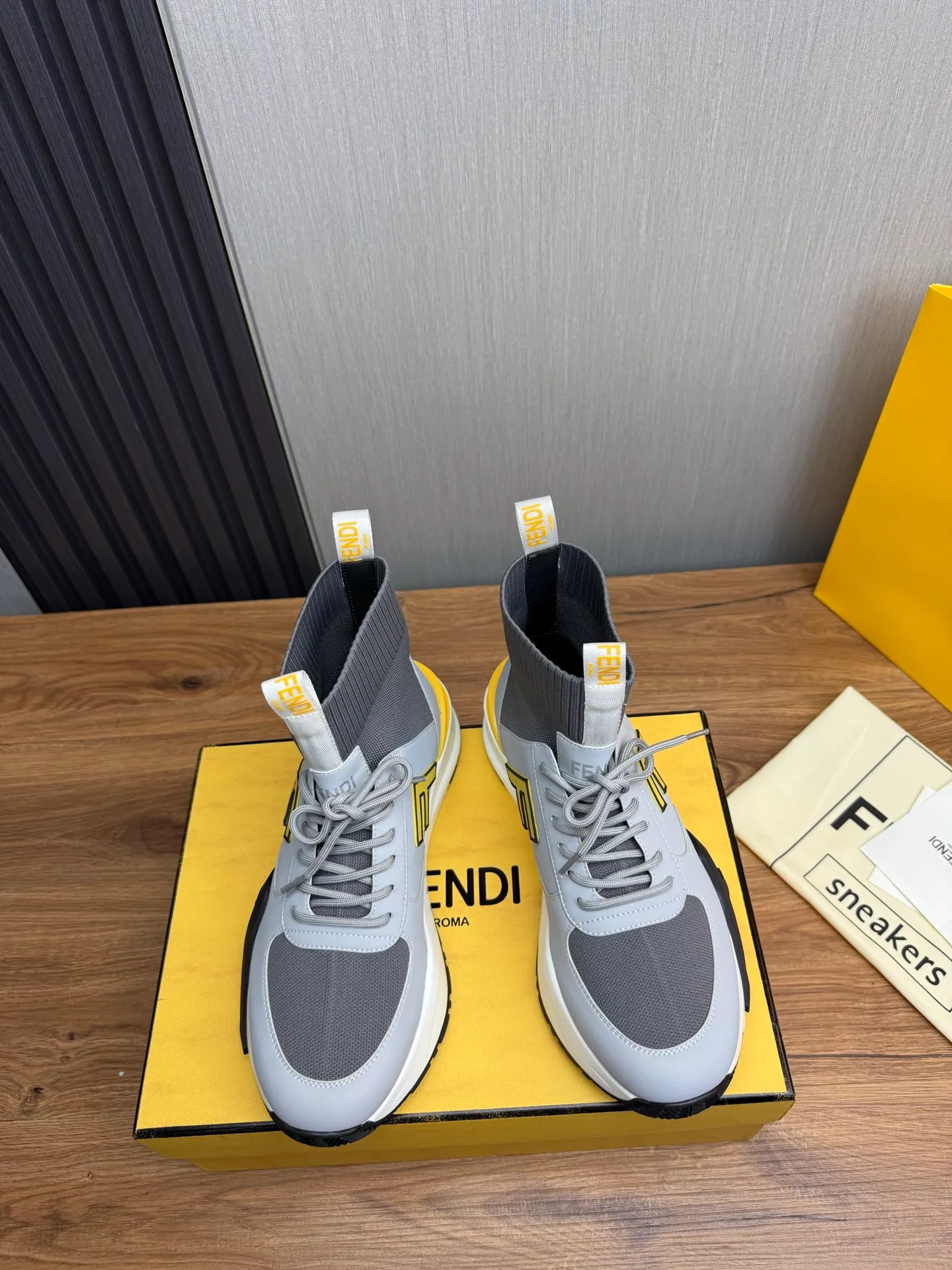 Men's men's shoes 💰560💰 Fendi [Fendi] hot style is on the market 🔥Fashionable casual men's shoes 🔱 Made of original brand fly knit fabric. Original cowhide + breathable mesh lining + sheepskin feet. Perfect shape and top quality, you deserve it 🔜Original rubber outsole, ultra-light, non-slip and wear-resistant 👣 Standard size 38-44